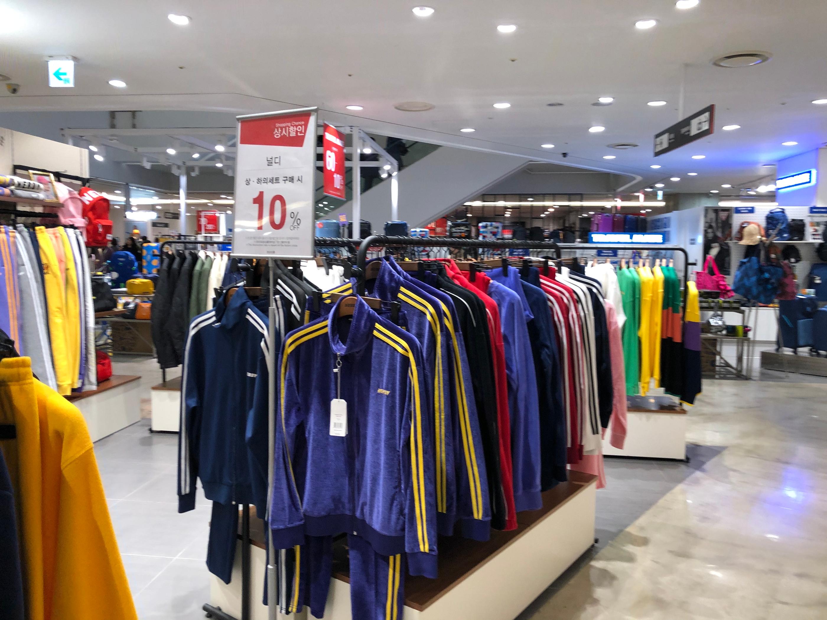 ลดราคาเหลือครึ่งเดียว! Mario Outlet ในโซล ราคาประหนึ่งอันเดอร์กราวน์ช้อปปิ้ง บอกได้คำเดียวว่าคุ้ม!